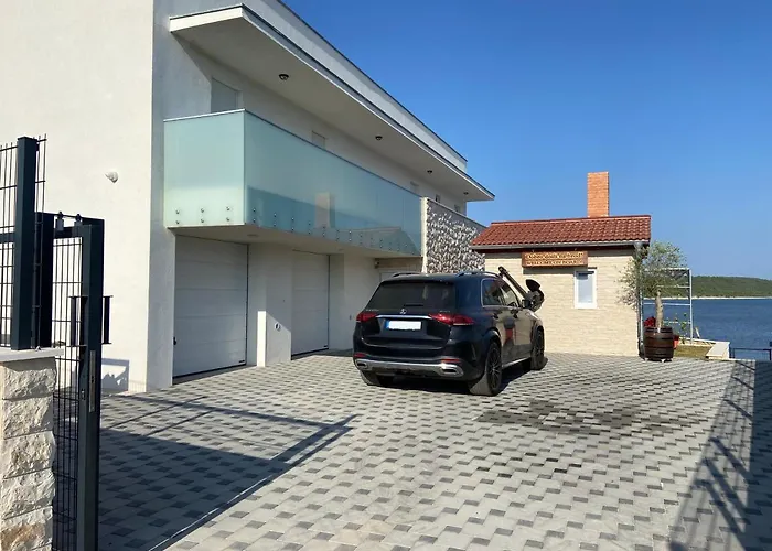 Maritime - Exklusive Strandvilla Mit Beheiztem Pool, Grillhütte&meerblick Bei Zadar *
