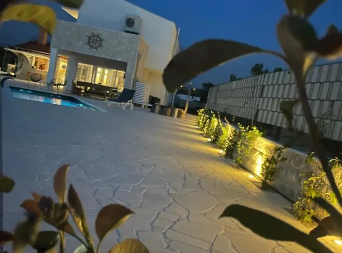 Maritime - Exklusive Strandvilla Mit Beheiztem Pool, Grillhuette & Meerblick Bei Zadar *