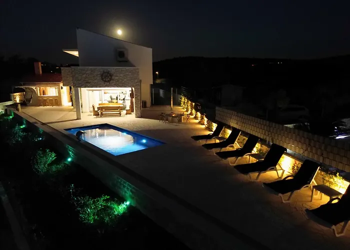 Вилла Maritime - Exklusive Strandvilla Mit Beheiztem Pool, Grillhuette & Meerblick Bei Zadar Любач
