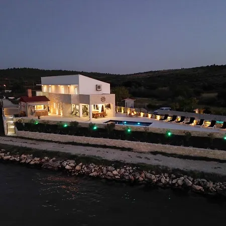 Maritime - Exklusive Strandvilla Mit Beheiztem Pool, Grillhütte&meerblick Bei Zadar Villa
