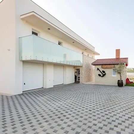 Maritime - Exklusive Strandvilla Mit Beheiztem Pool, Grillhuette & Meerblick Bei Zadar