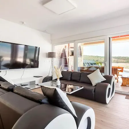 Maritime - Exklusive Strandvilla Mit Beheiztem Pool, Grillhütte&meerblick Bei Zadar *
