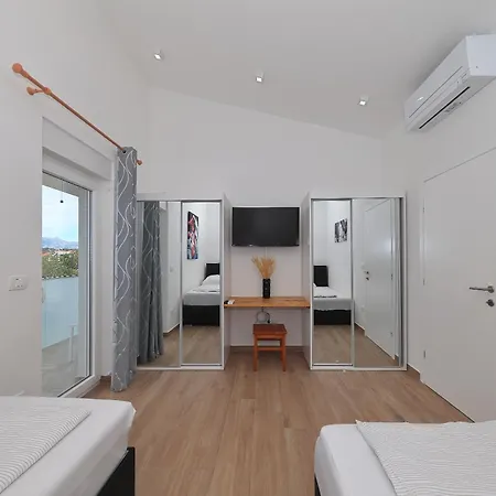 Maritime - Exklusive Strandvilla Mit Beheiztem Pool, Grillhuette & Meerblick Bei Zadar